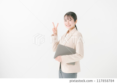 有筆記型電腦的女人 117858784