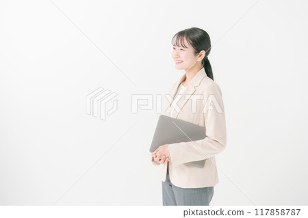 A woman with a laptop 117858787
