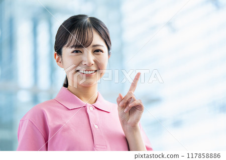 一位年輕的女性護理人員。 一位年輕的女性護理人員。 117858886