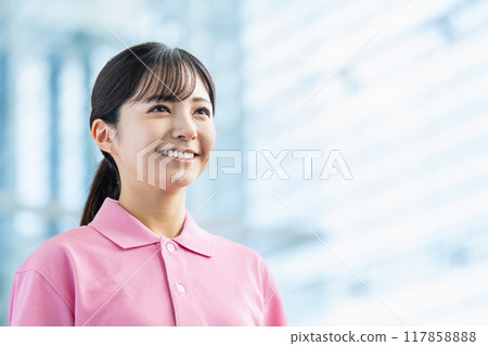 一位年輕的女性護理人員。 117858888