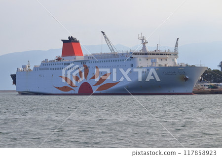 向日葵薩摩號渡輪停泊在志布志港 117858923