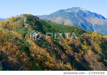從六角石脊上眺望小松峰和千丈岳 117859169