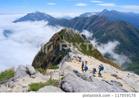 Kaikoma-ga-take in the Southern Alps, with Marishiten seen from the middle of the mountain and the Houou Sanzan, Kita-dake, and Hayakawa Ridge in the background 117859178