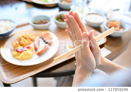 Hand of a woman to eat Hand of a woman to eat 117859299