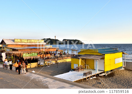 仲夏時節，隈沼海岸的海灘小屋十分擁擠 117859516