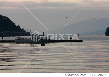 早晨的伊根港平靜的海面 117859603