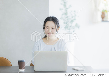 做遠距辦公的年輕女子 117859946