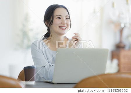 做遠距辦公的年輕女子 做遠距辦公的年輕女子 117859962