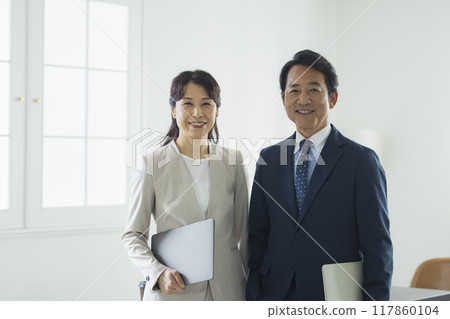 中層商人正在交談 117860104