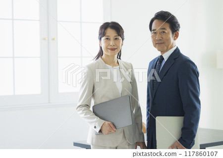 中層商人正在交談 117860107