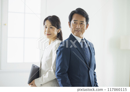 中層商人正在交談 117860115