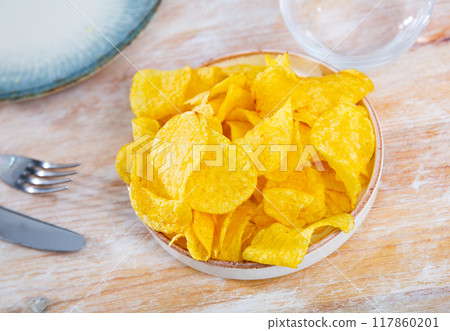 Close-up Of potato chips or crisps in bowl in cafe 117860201