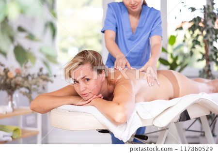 Woman get course of physiotherapy 117860529