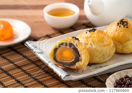 中秋節 月餅 蛋黃酥 中秋 Mid-Autumn Festival Moon cake げっぺい 117860869