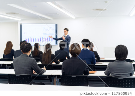 Business man receiving training 117860954