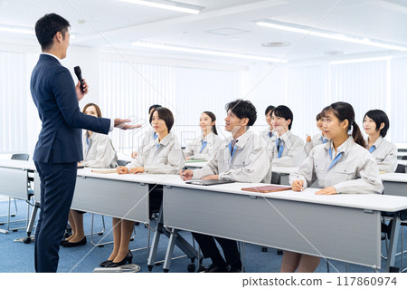 Business man receiving training 117860974