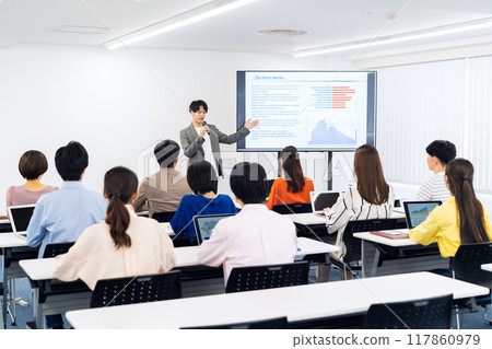 接受研討會的年輕男女 117860979