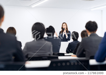 Business man receiving training 117861000