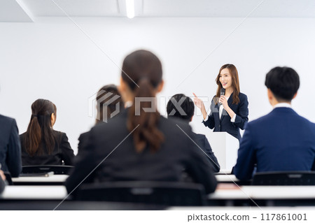 Business man receiving training 117861001