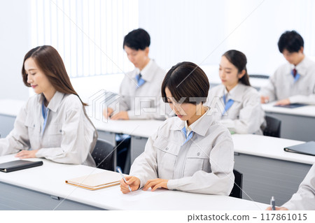 Business man receiving training Business man receiving training 117861015
