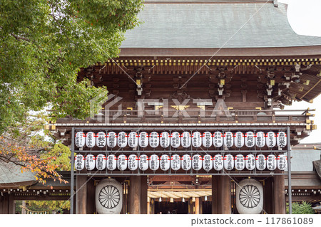 [Japan] The gate leading to the main hall of Samukawa Shrine in Kanagawa Prefecture, decorated with a large number of paper lanterns 117861089