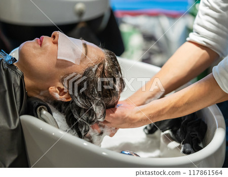 理髮師 美髮師 美女藝術家 117861564
