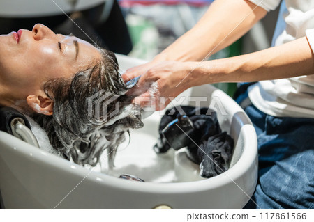 理髮師 美髮師 美女藝術家 117861566