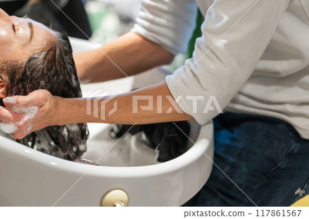 beautician, beauty artist, cosmetician 117861567