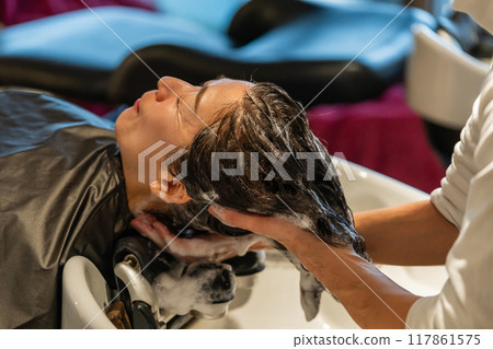 shampoo, beautician, beauty artist 117861575