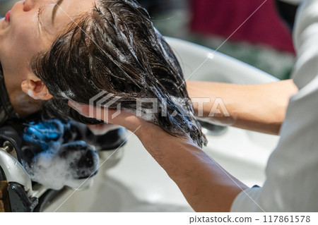 shampoo, beautician, beauty artist 117861578