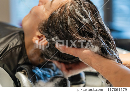 shampoo, beautician, beauty artist 117861579