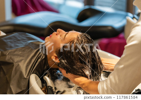 shampoo, beautician, beauty artist 117861584