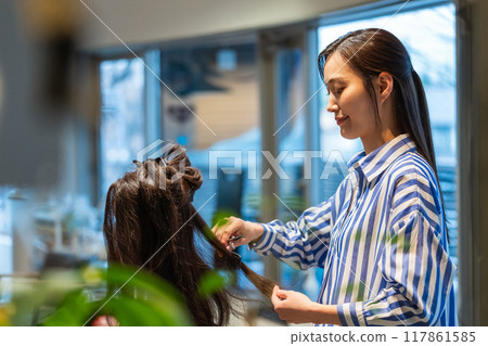 理髮師 美髮師 美女藝術家 117861585