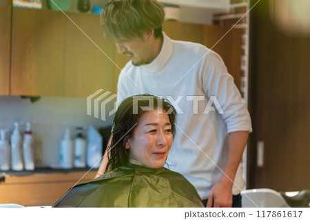 shampoo, beautician, beauty artist 117861617