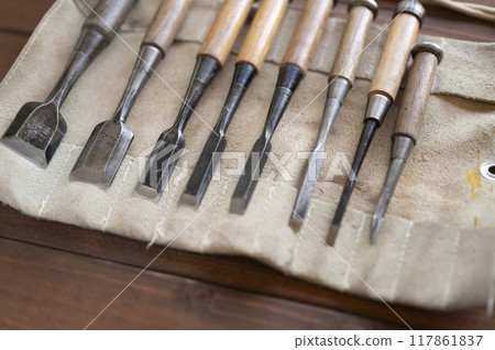 A set of well-used chisels 117861837