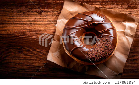 木桌上擺著看起來美味的巧克力甜甜圈 117861884