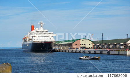 Otaru Cruise Ship Nippon Maru and Canal Boat Otaru Cruise Ship Nippon Maru and Canal Boat 117862006