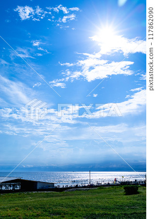 仲夏從片瀨海灘眺望湘南海（神奈川縣藤澤市） 117862090