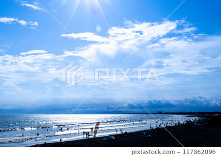 仲夏從片瀨海灘眺望湘南海（神奈川縣藤澤市） 117862096