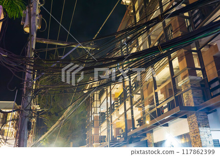 菲律賓長灘島夜間的建築物和捆綁的電線 菲律賓長灘島夜間的建築物和捆綁的電線 117862399