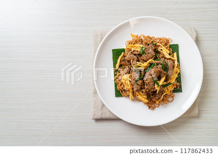 stir-fried instant noodle with pork and egg 117862433