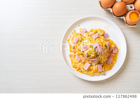 Creamy Omelet with Ham on Rice 117862498