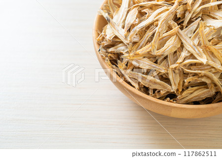 dried small crispy fish 117862511