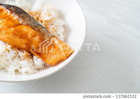 Grilled Salmon with Soy Sauce Rice Bowl 117862532