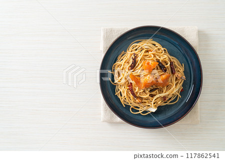 stir-fried spaghetti with salmon and dried chilli 117862541