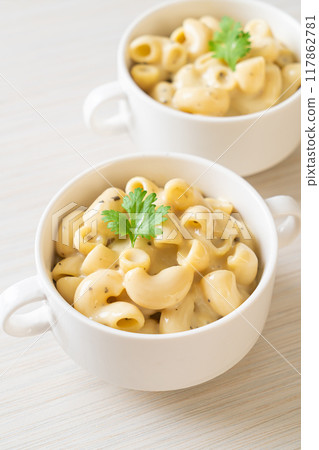 macaroni and cheese with herbs 117862781