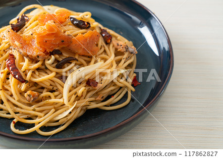 stir-fried spaghetti with salmon and dried chilli 117862827