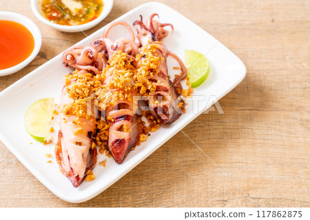 fried squid with garlic 117862875