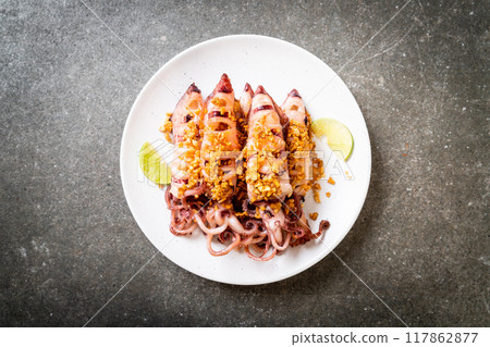 fried squid with garlic 117862877