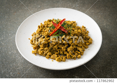 Stir Fried Pork with Yellow Curry Paste 117862902
